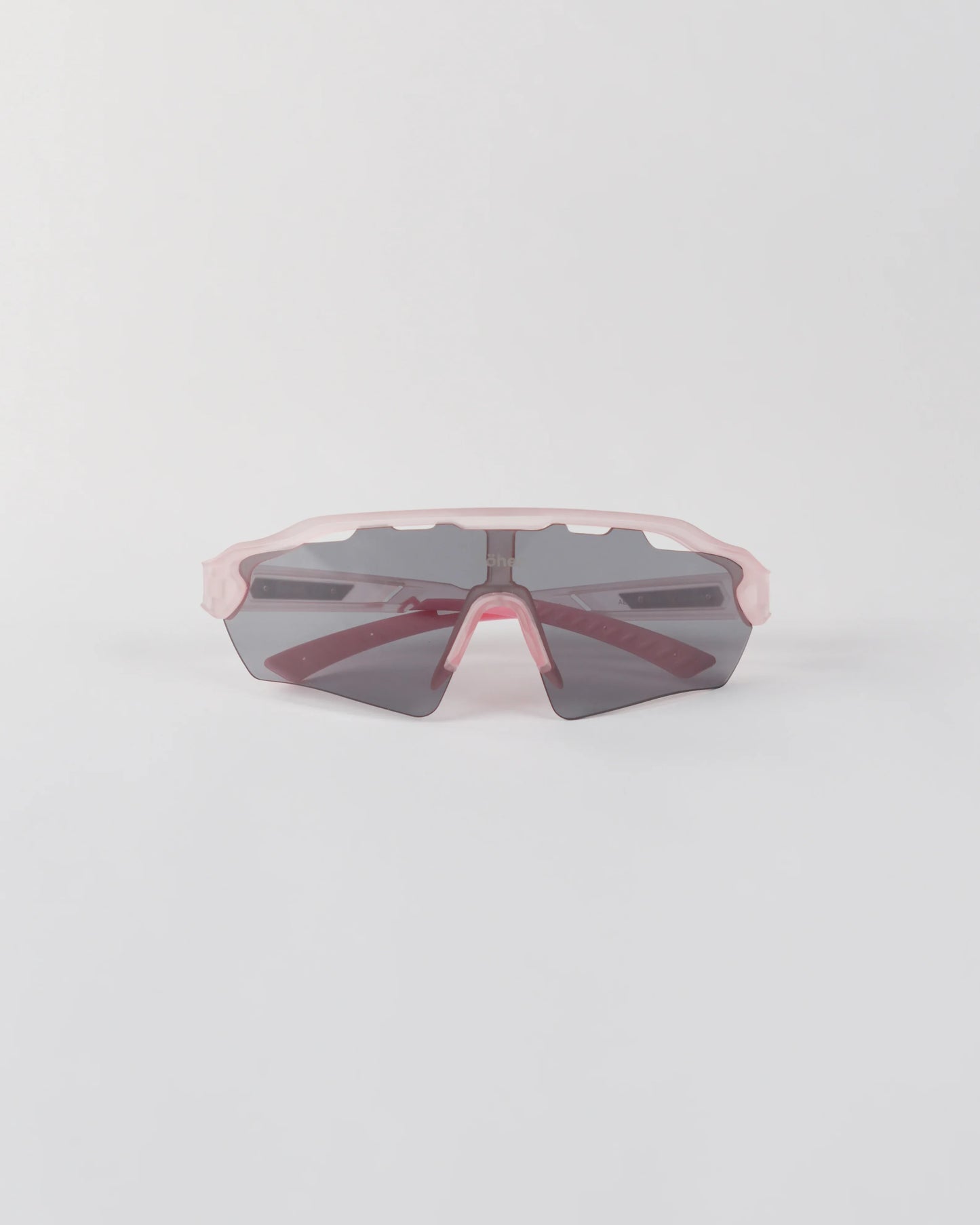 Frontal view of the höhen aero sports sunglasses equipped with a dark smoke lens for high-glare protection