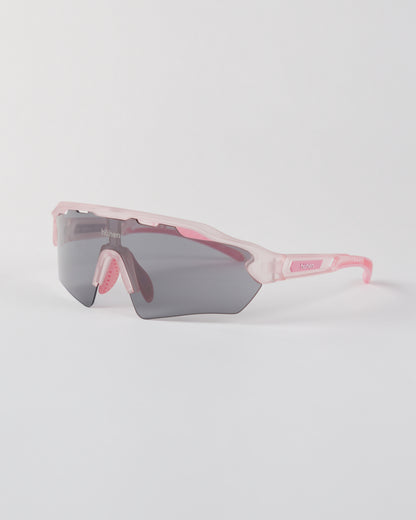 Angled view of the höhen aero women's sunglasses featuring a dark lens and premium frosted pink frame for cycling and running