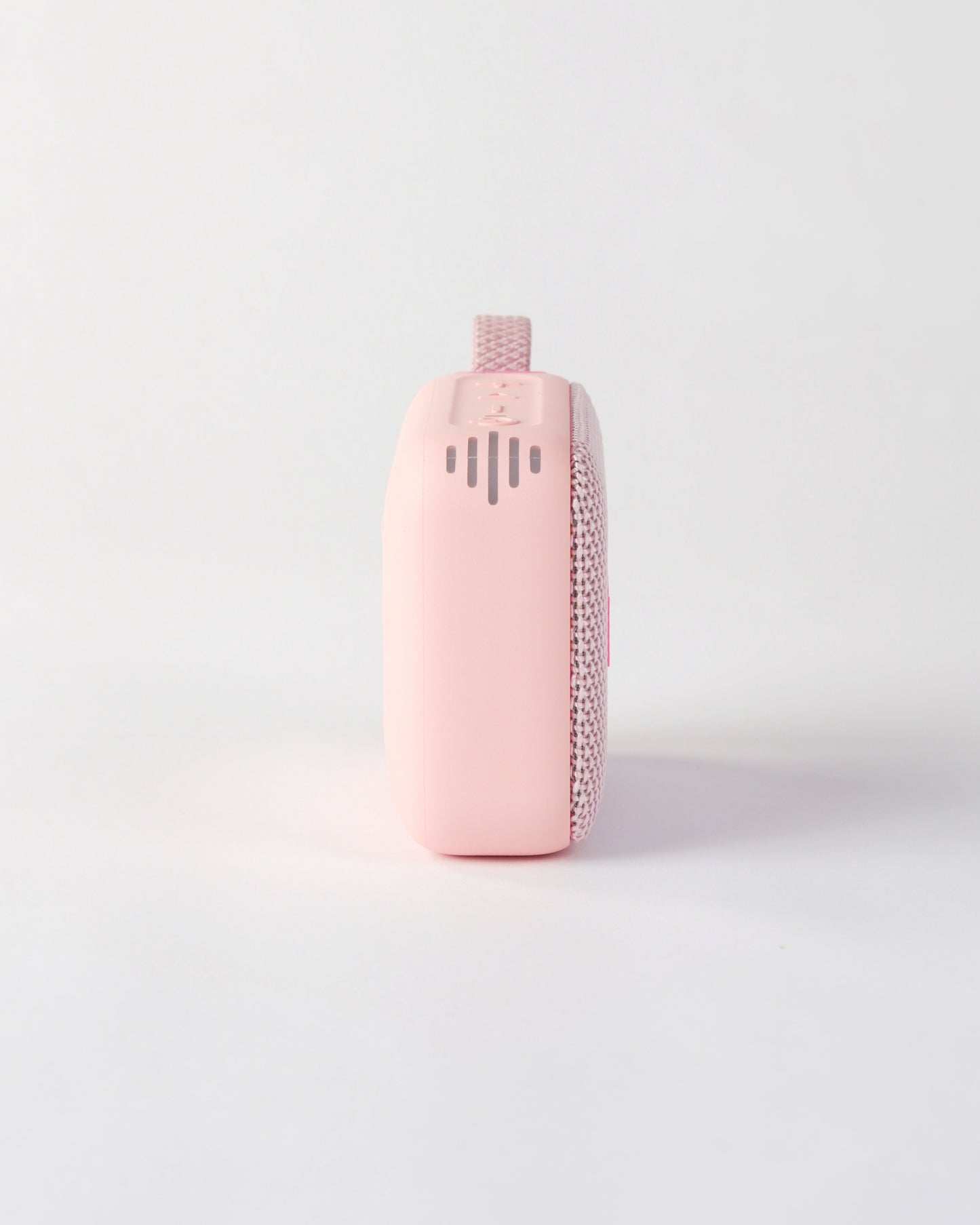 Side profile of the höhen move speaker in pink, showing the smooth matte finish and side sound ventilation slots